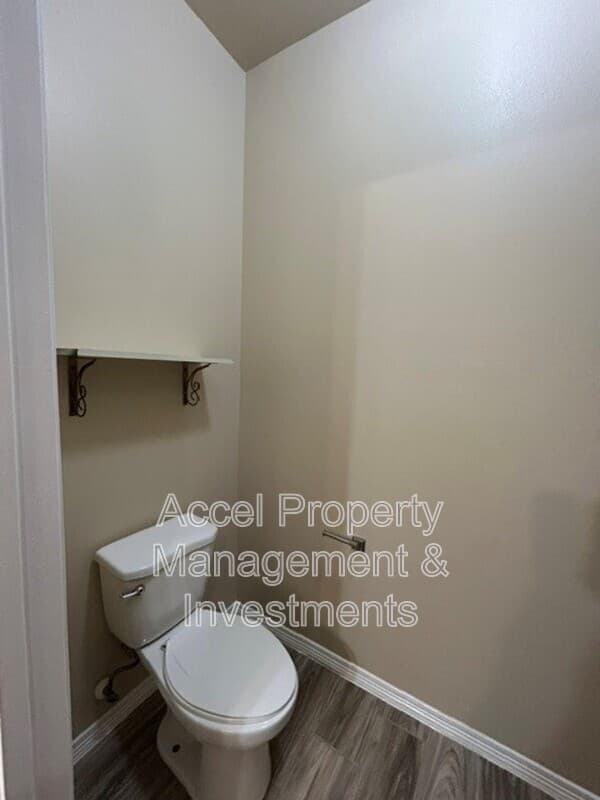 Alton House: 1008 W La Pointe