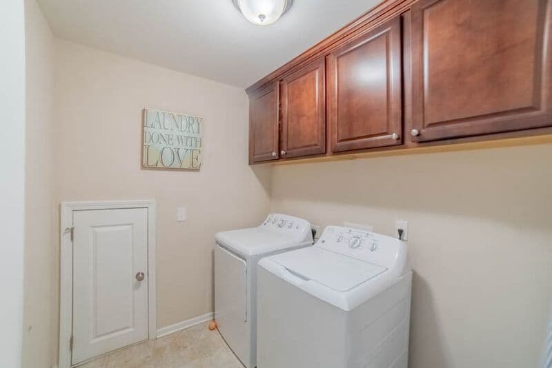Pooler House: 341 Casey Dr