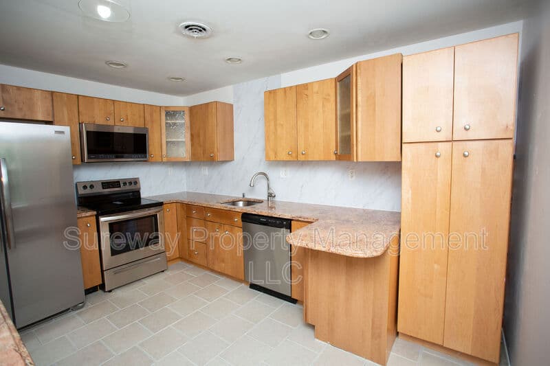 Cherry Hill House: 455 Chapel Ave E
