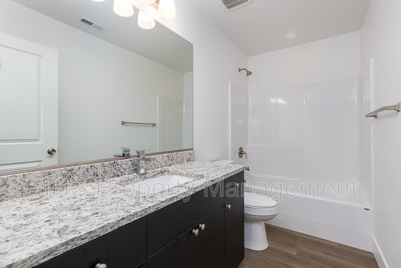 West Richland Townhome: 452 S 40th Ave.