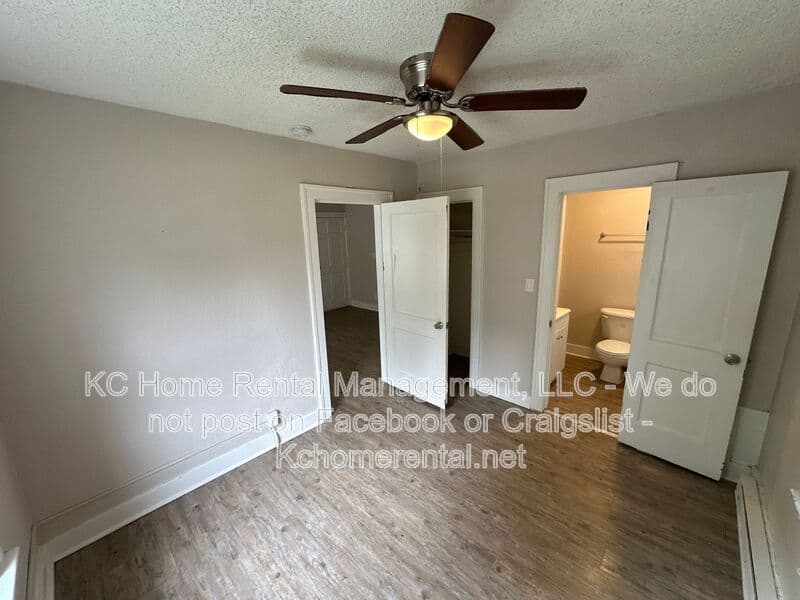 Kansas City House: 305-307 N Gladstone Blvd