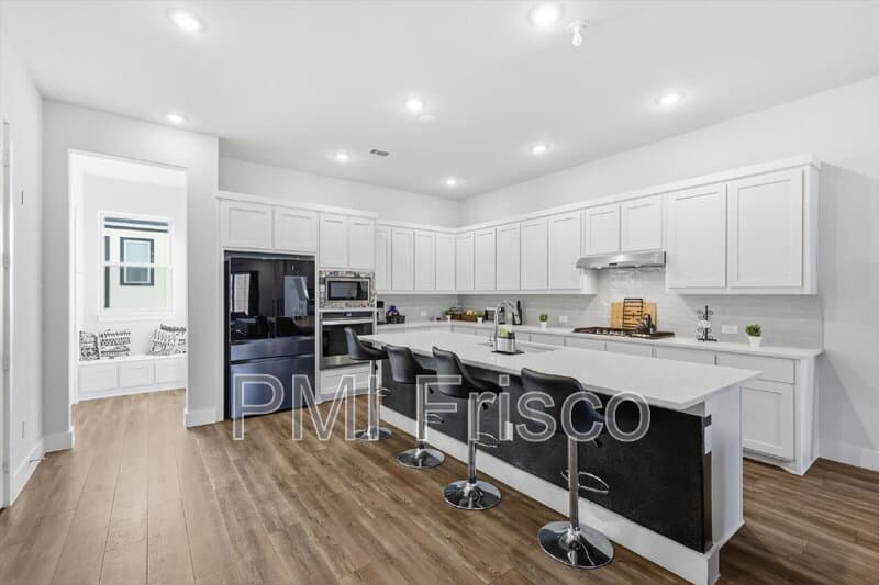 Dallas House: 8132 Bromley Dr