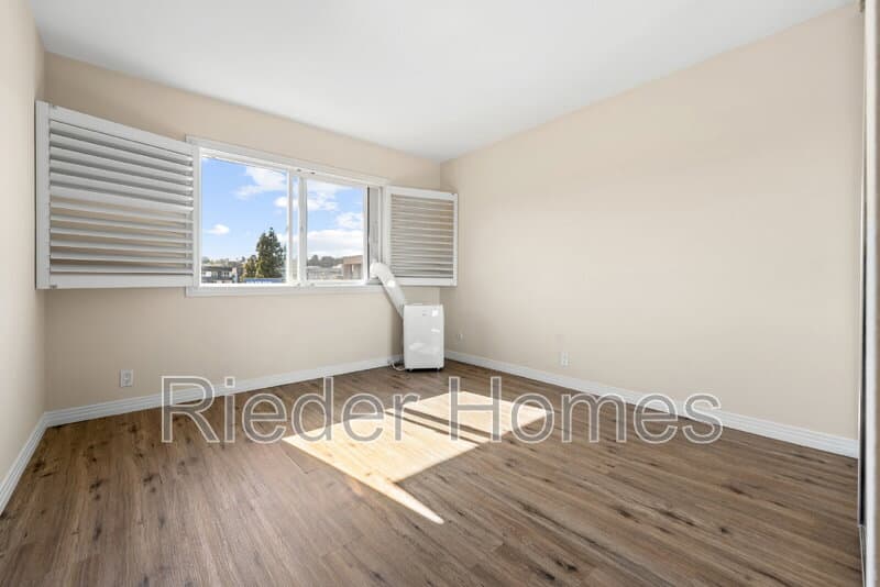 San Diego House: 6120 Decena Dr