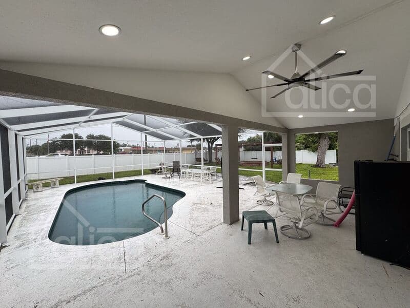 Palmetto House: 244 9th St W