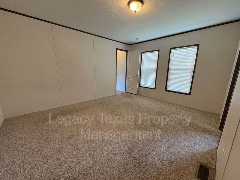 Cleburne Condo: 800 N Old Betsy