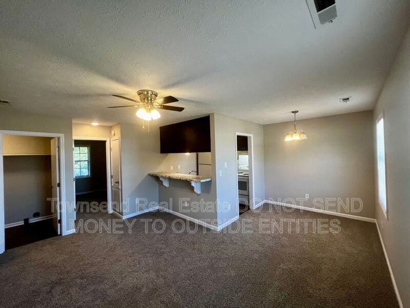 Fayetteville House: 1425D Ireland Dr