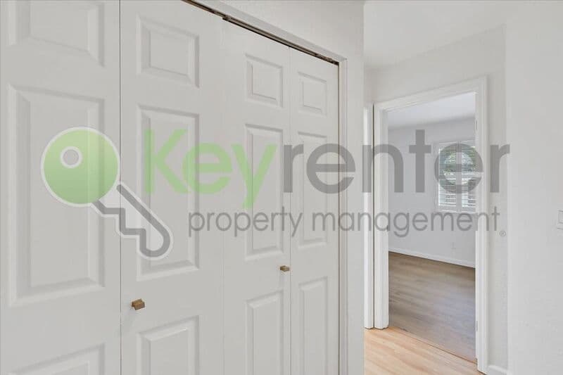 Sacramento House: 8428 Cassatt Way