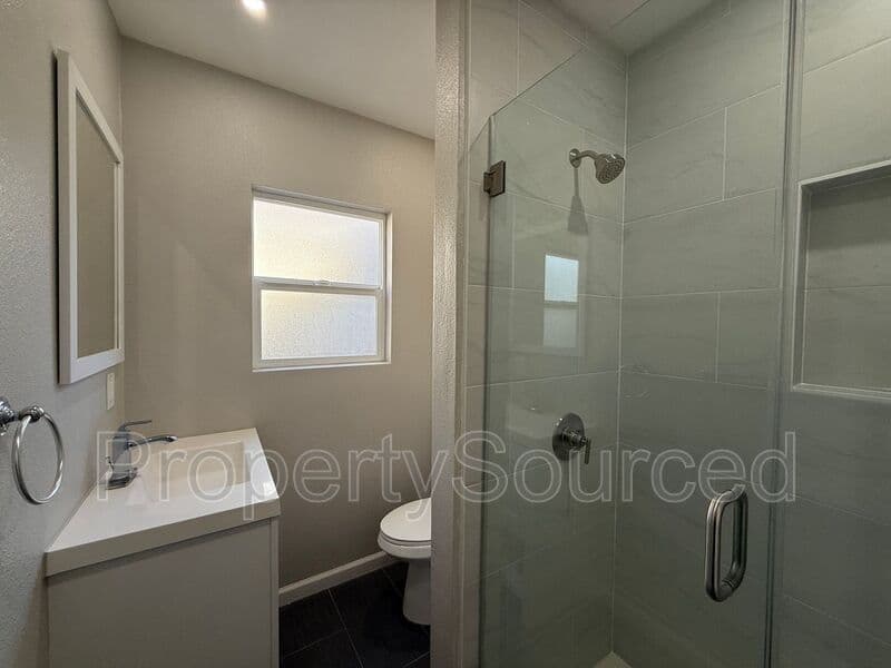 Manteca House: 807 W Yosemite