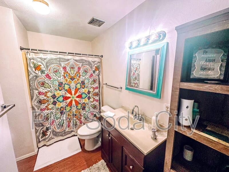 Columbia Condo: 810 Old Manor Road