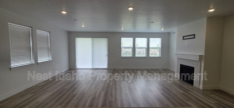 Nampa House: 5435 E Victoria Falls Drive