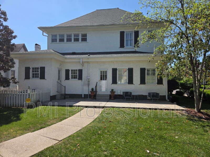 Murfreesboro House: 401 E Main St