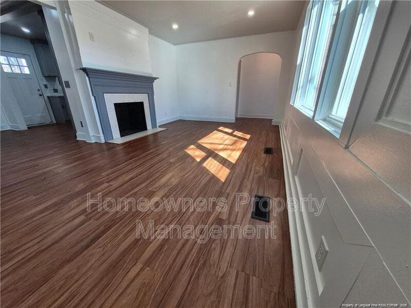 Raeford House: 113 N Wright St