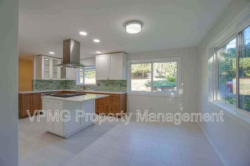 Ridgefield House: 139 N 19th Ct