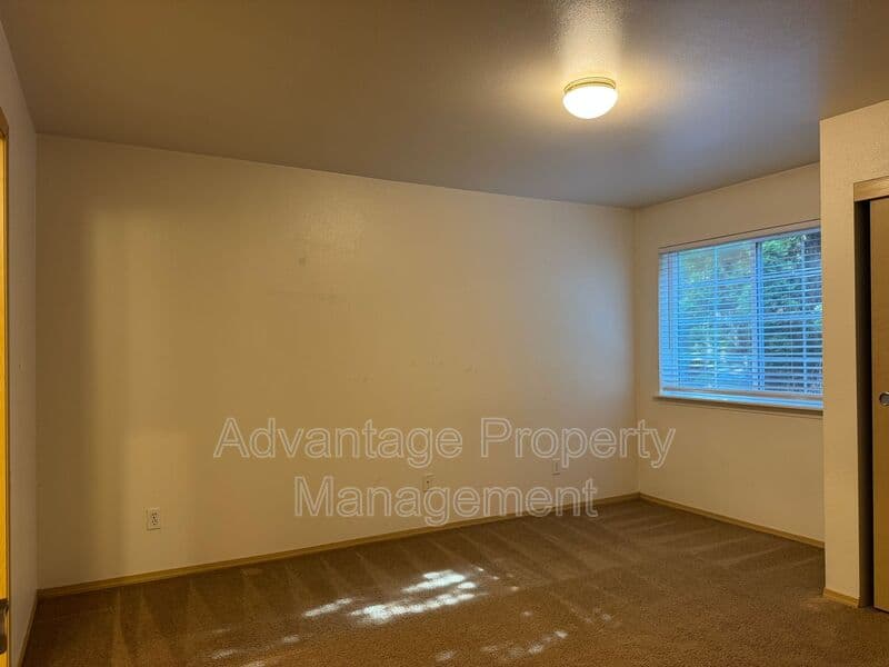 Monmouth House: 739 W. Jackson St.