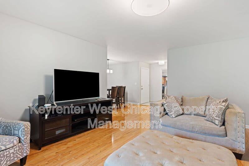 Rolling Meadows House: 2930 Northampton Dr