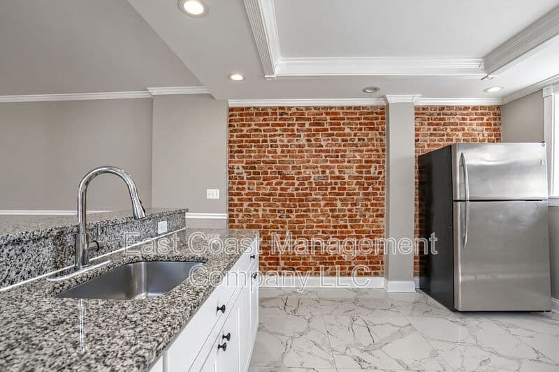 Baltimore House: 1120 N Lakewood Ave