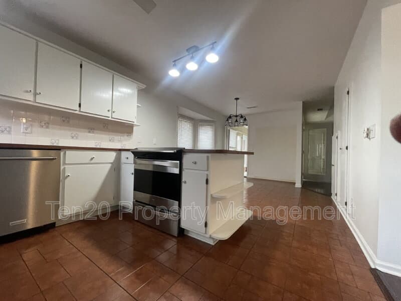 Columbus House: 113 Maplebrook Ct