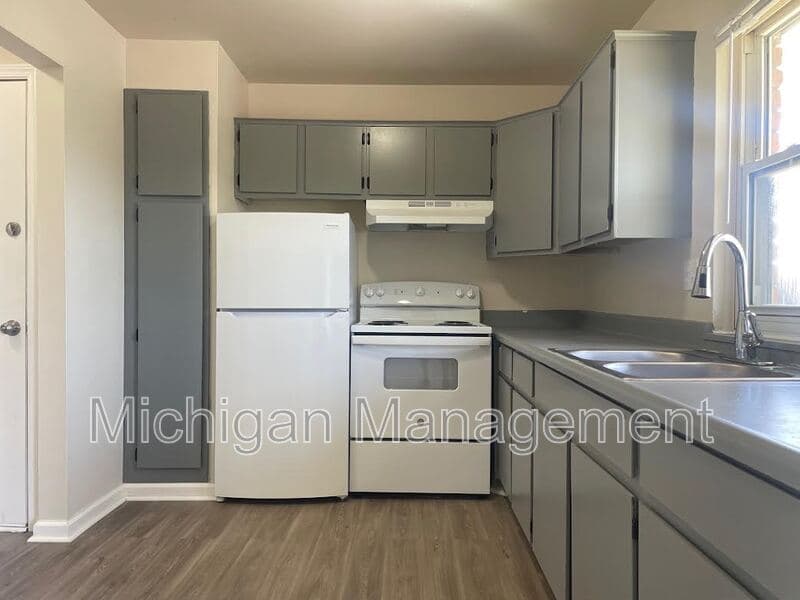Allen Park Condo: 19220 Wick Rd