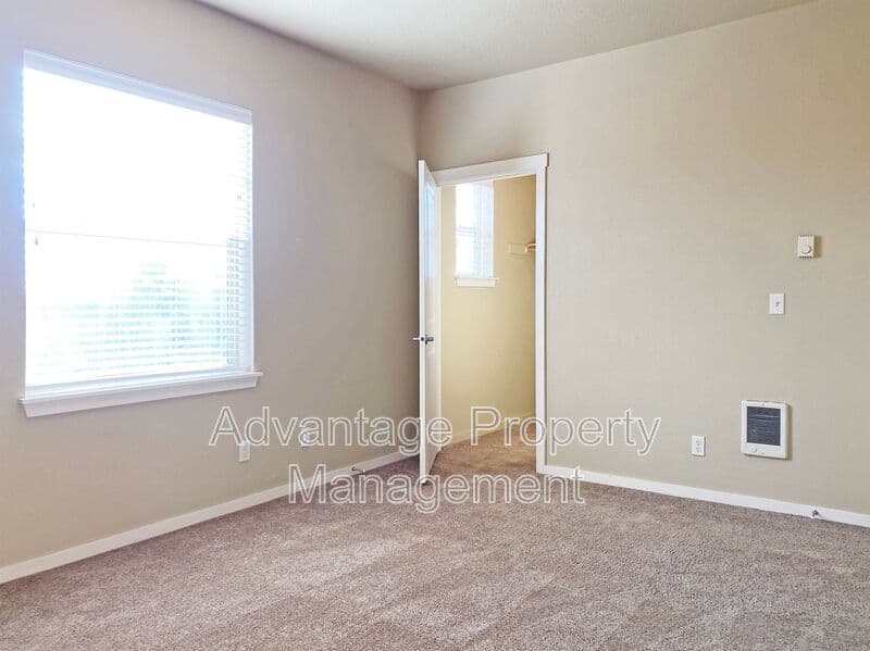 Monmouth House: 519 N Catron Place