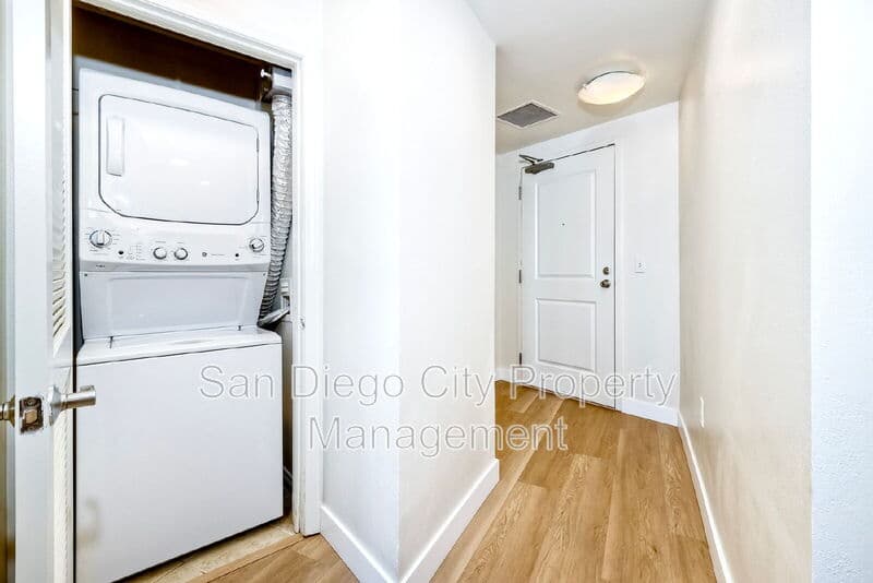 San Diego House: 253 10th Ave