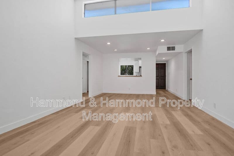 Tarzana Condo: 5700 Etiwanda Ave.