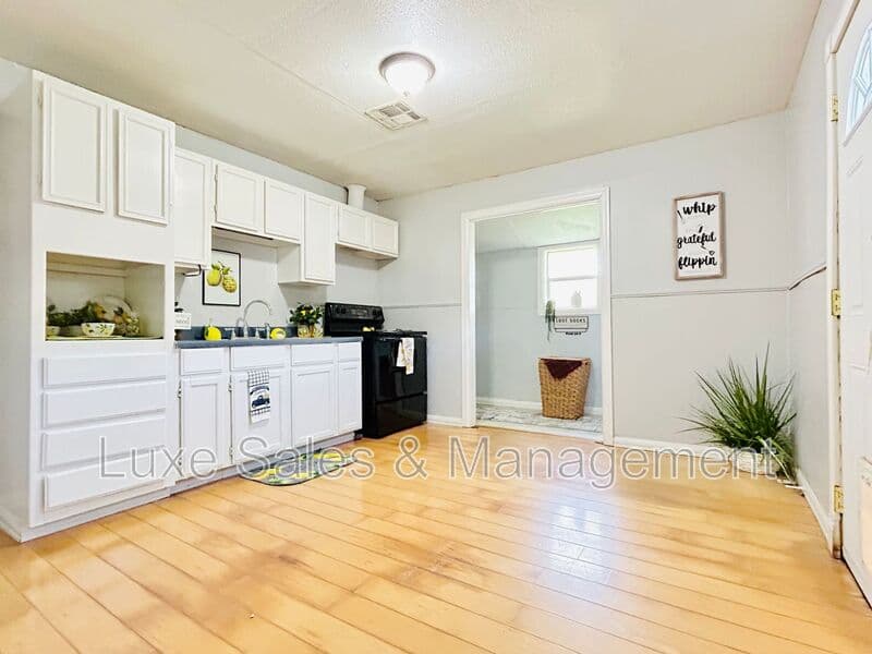 Del City House: 4220 SE 25th St