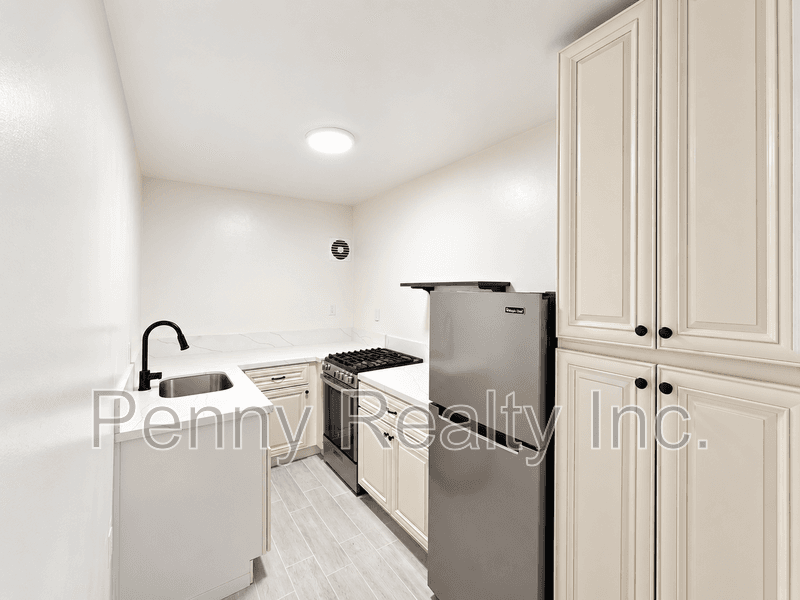 San Diego House: 3989 Haines St