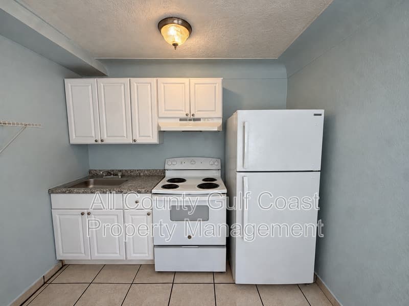 Bradenton House: 2418 10th St W