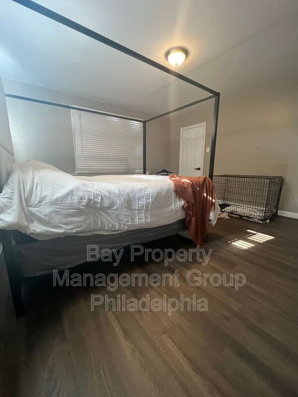 Lansdowne House: 317 Barker Ave