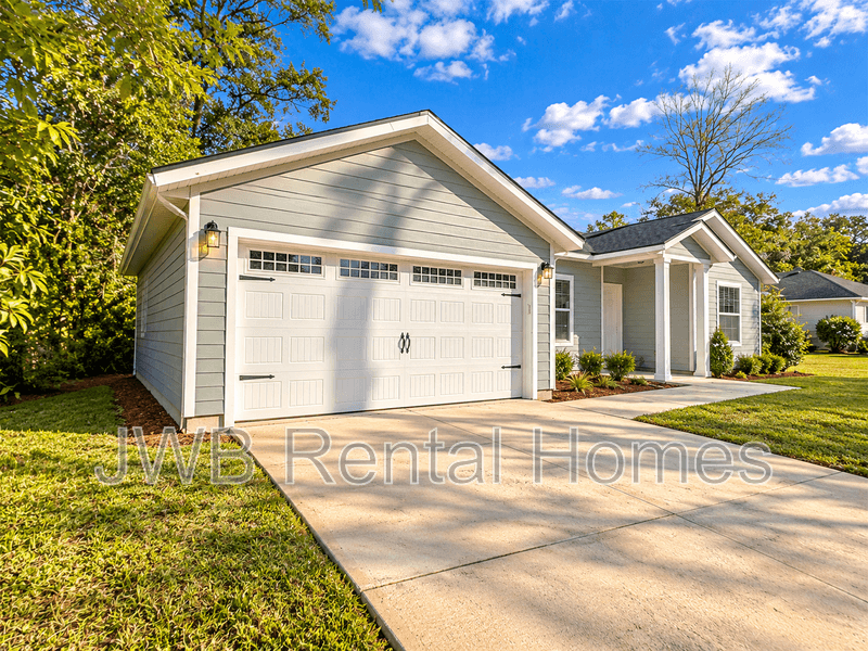 Jacksonville House: 10507 Oak Crest Dr