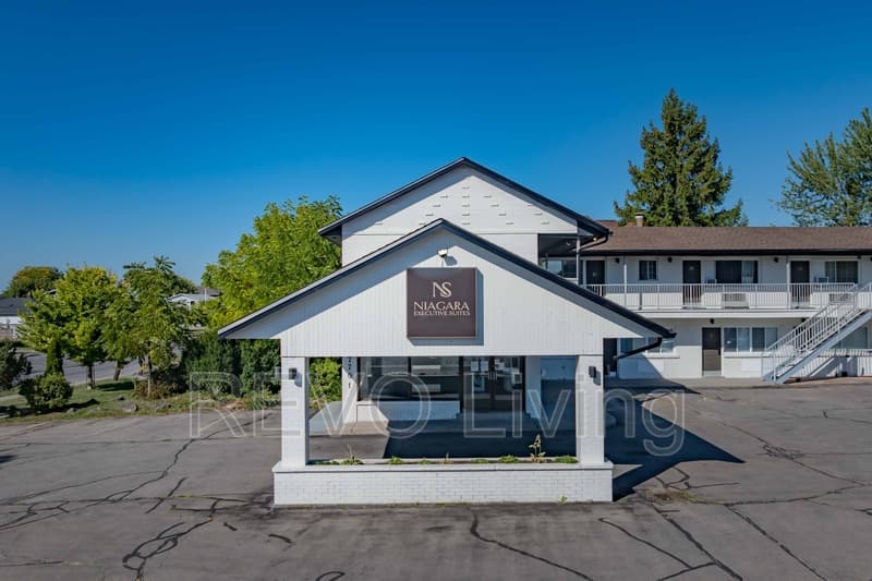 Niagara Falls Condo: 7701 Lundy's Lane