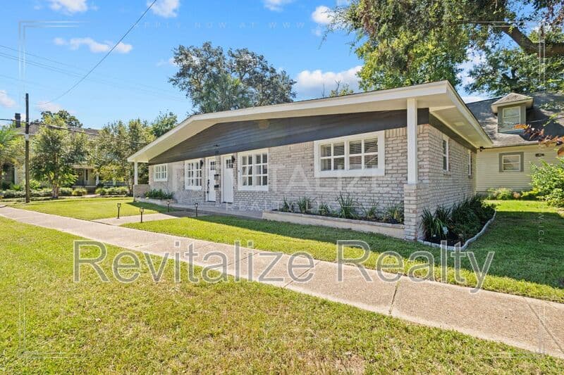 Mobile House: 310 Regina Avenue