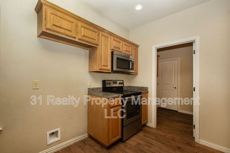 Denison House: 700 E Bullock St