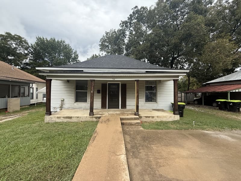 Ada House: 736 E 8th