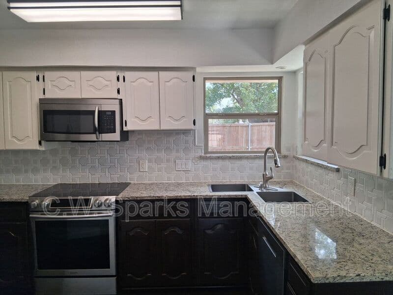 Grapevine House: 1503 Laguna Vista Way
