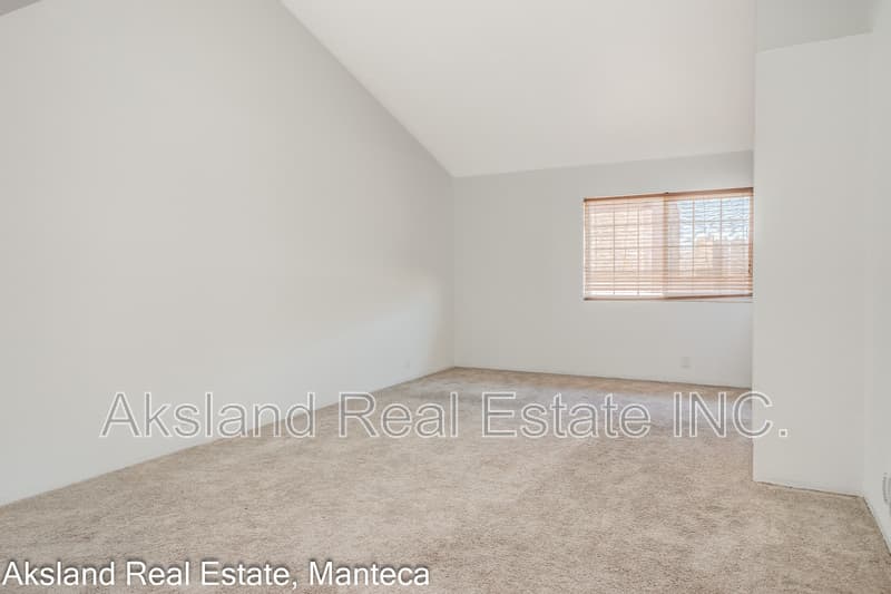 Manteca House: 14909 Pueblo Drive