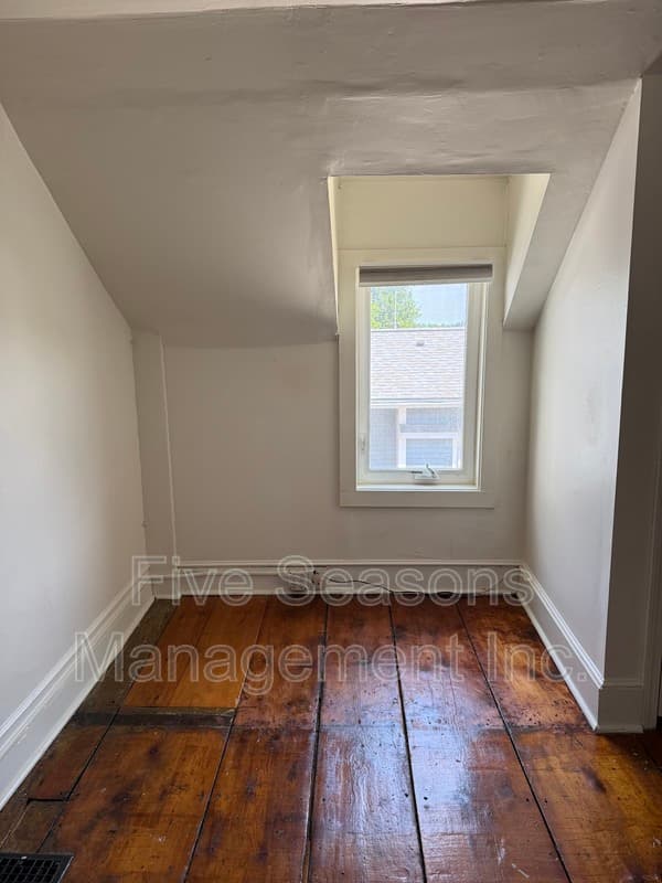 Burlington Condo: 432 Colchester Avenue