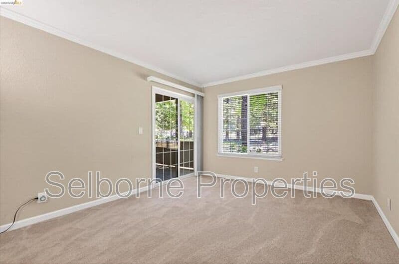 Oakland House: 660 Canyon Oaks Dr