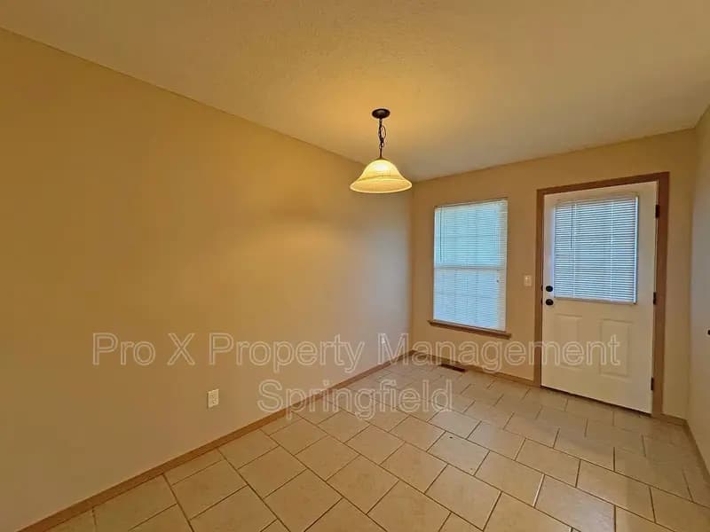 Ozark House: 717 E Watermill Cir