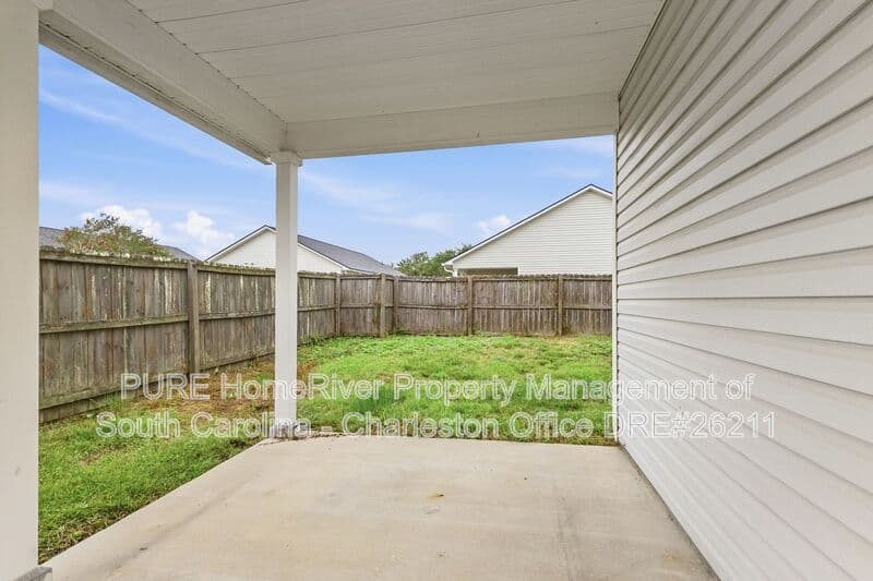 Summerville House: 207 Summer View Rd