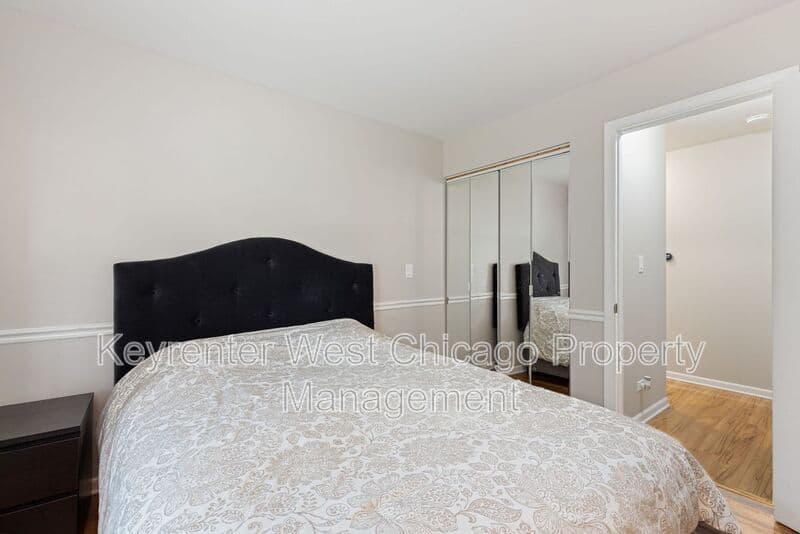 Rolling Meadows House: 2930 Northampton Dr