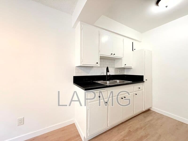 Los Angeles House: 1426 South Point View