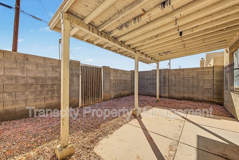 Phoenix House: 435 E Hidalgo Ave