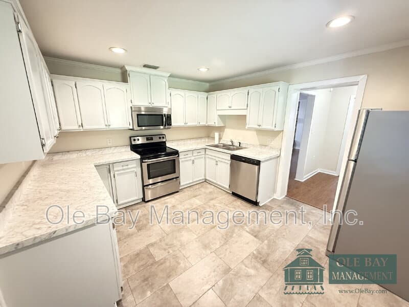 Mobile House: 4650 Rosewood Dr