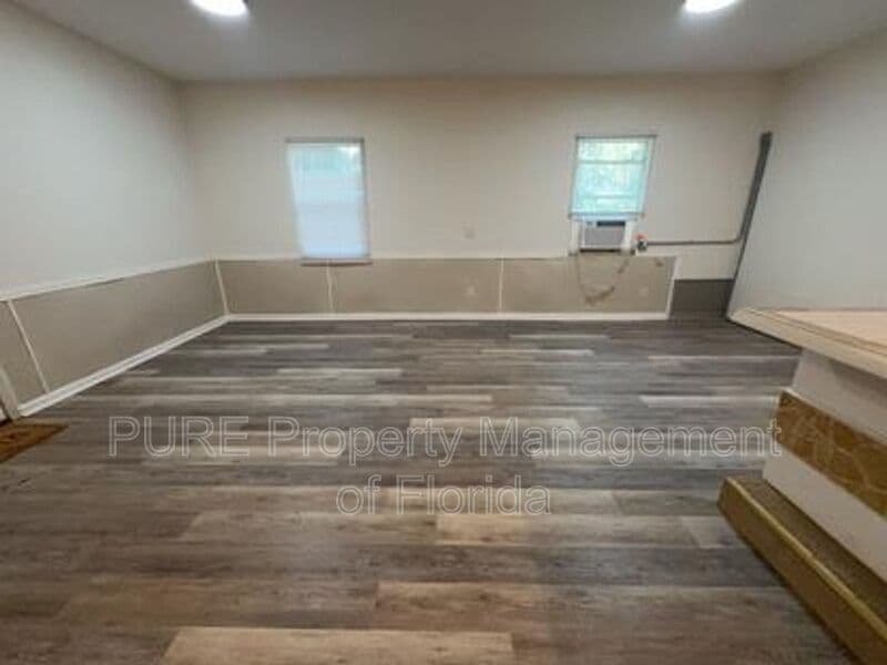 Ocala House: 595 NW 100th St