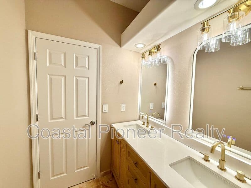 Largo House: 10334 Longwood Dr