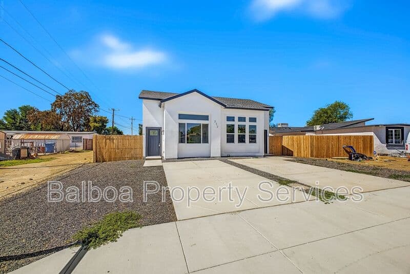 Buckeye Condo: 212 2nd Ave E