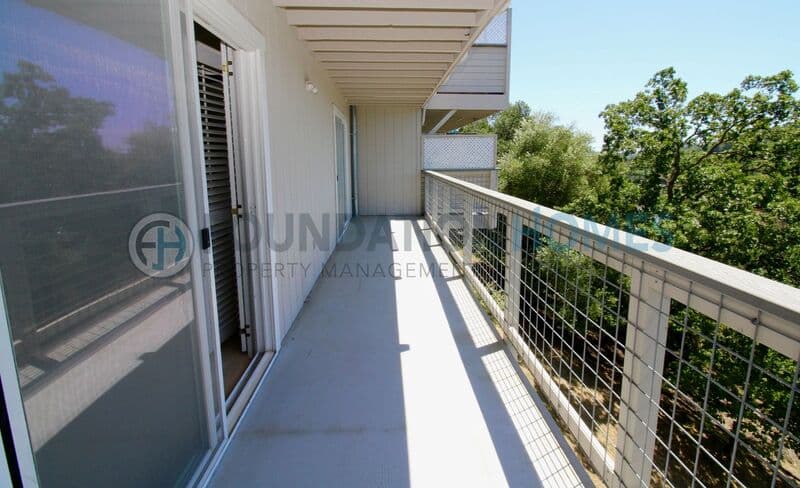 Fairfax House: 93 Live Oak Ave