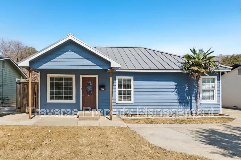 Fort Worth House: 1221 Blalock Avenue