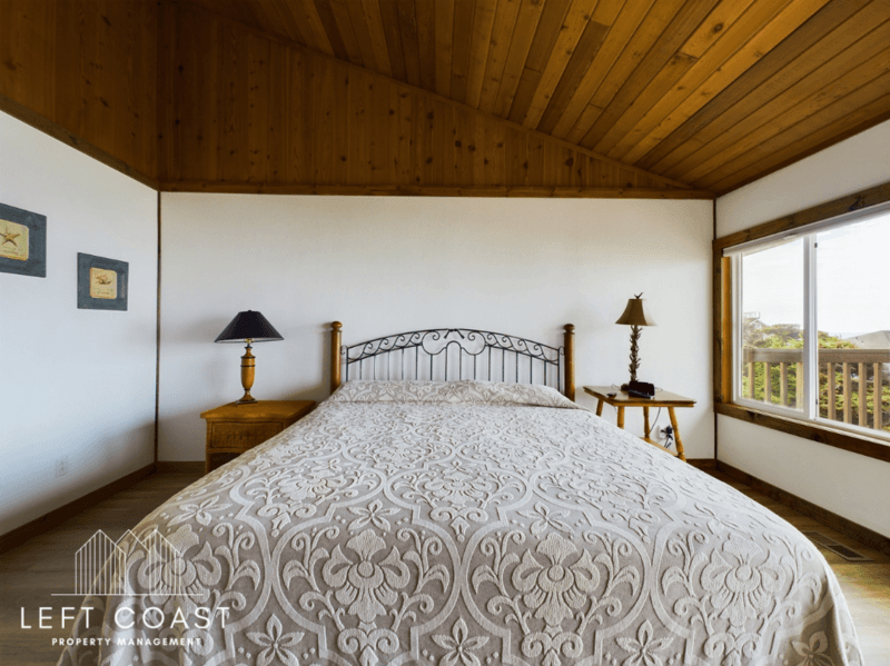 Lincoln City House: 1033 Northwest Inlet Avenue